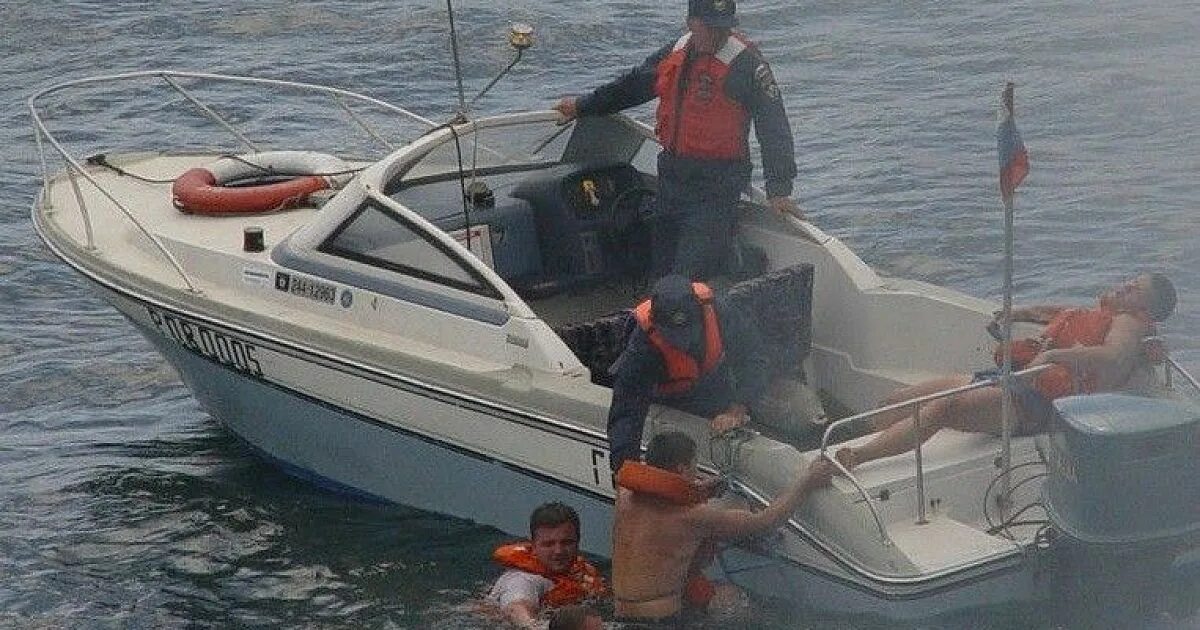 Катер отчаливает. Катер отчаливает. Катер отчаливает. Лодка тонет. Столкновение двух лодок.