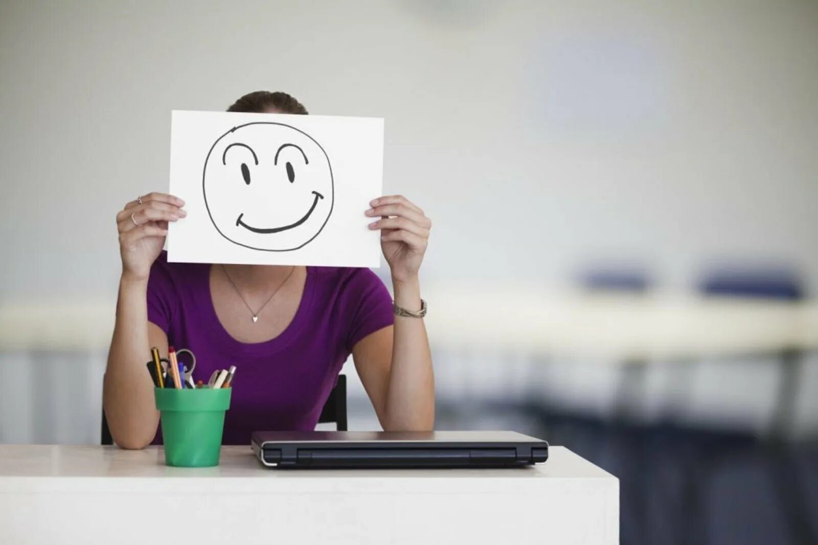 Блог любимая работа. Счастливый человек на работе. позитивные люди офис. работа в радость. радость от работы.