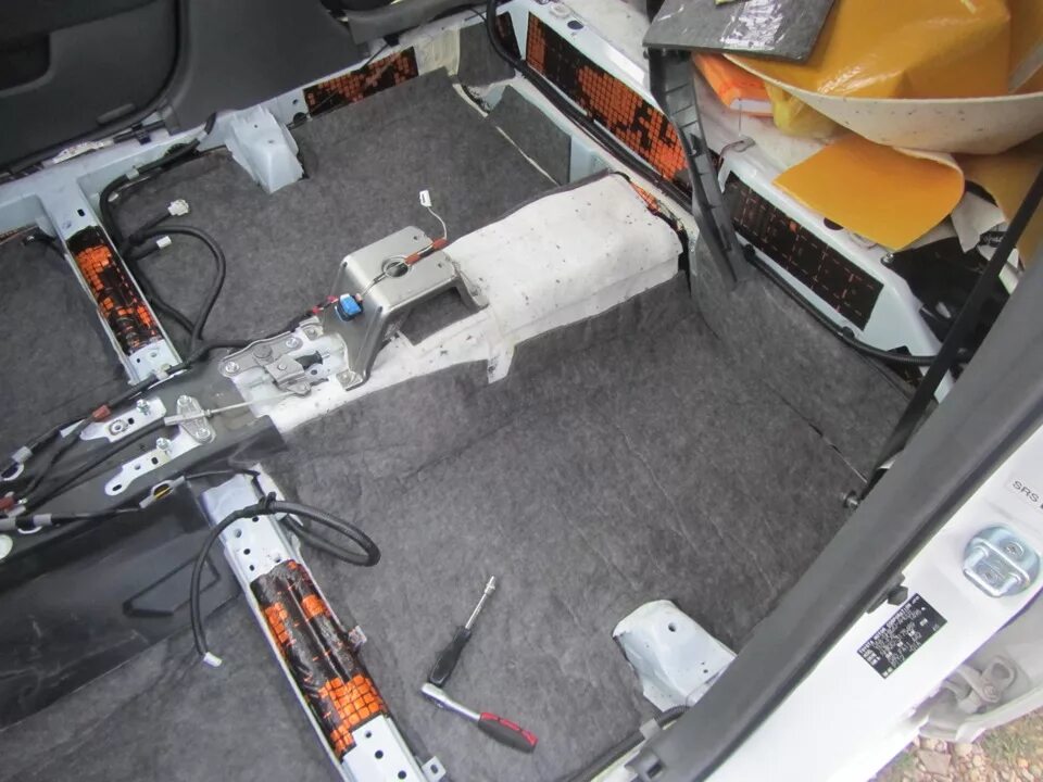 Prius phv акб. Разбираем тойоту приус. Приус 30 салон. Toyota prius 2010 салон. Ввб toyota prius.