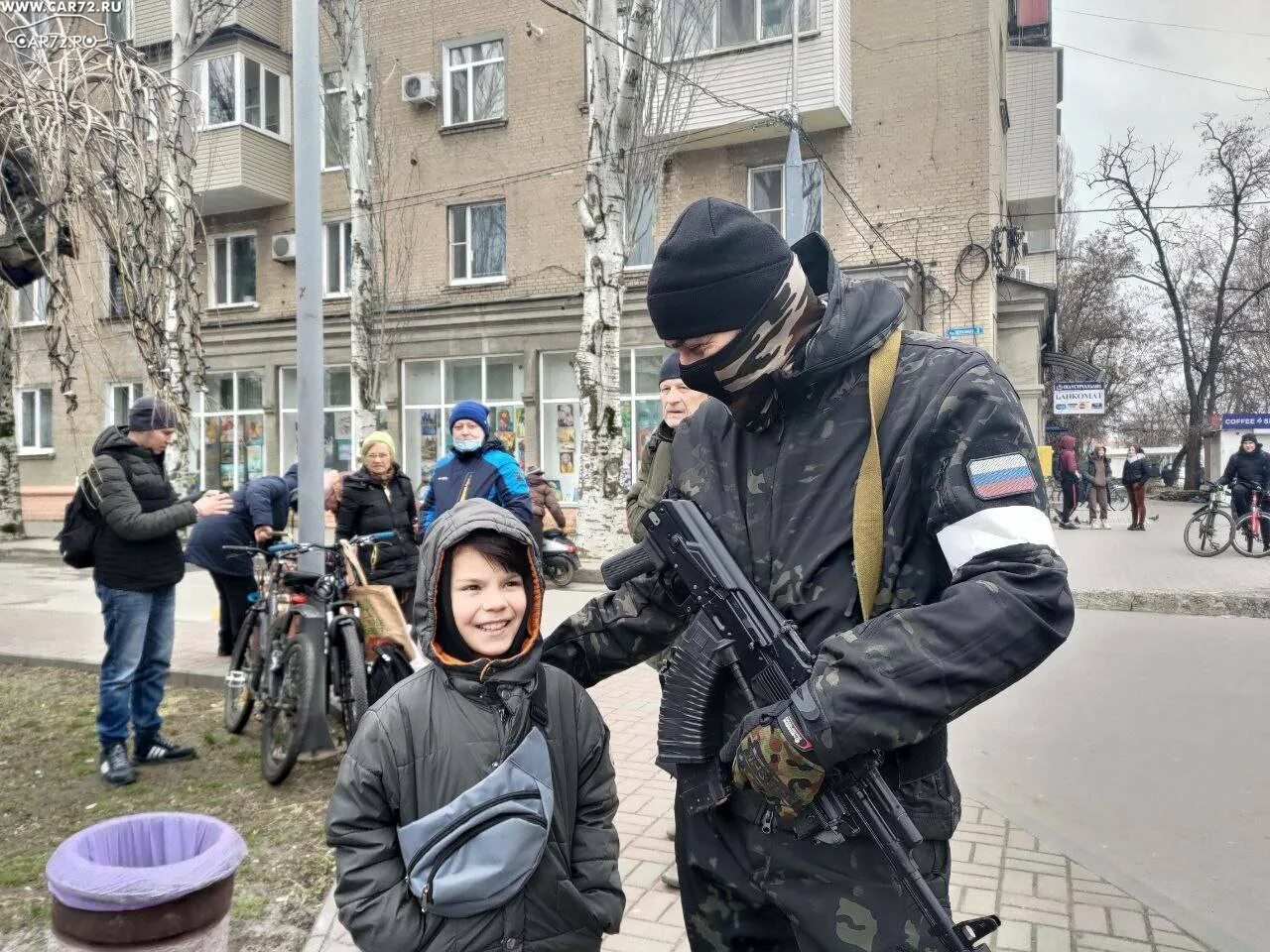 Российские солдаты с украинскими детьми.