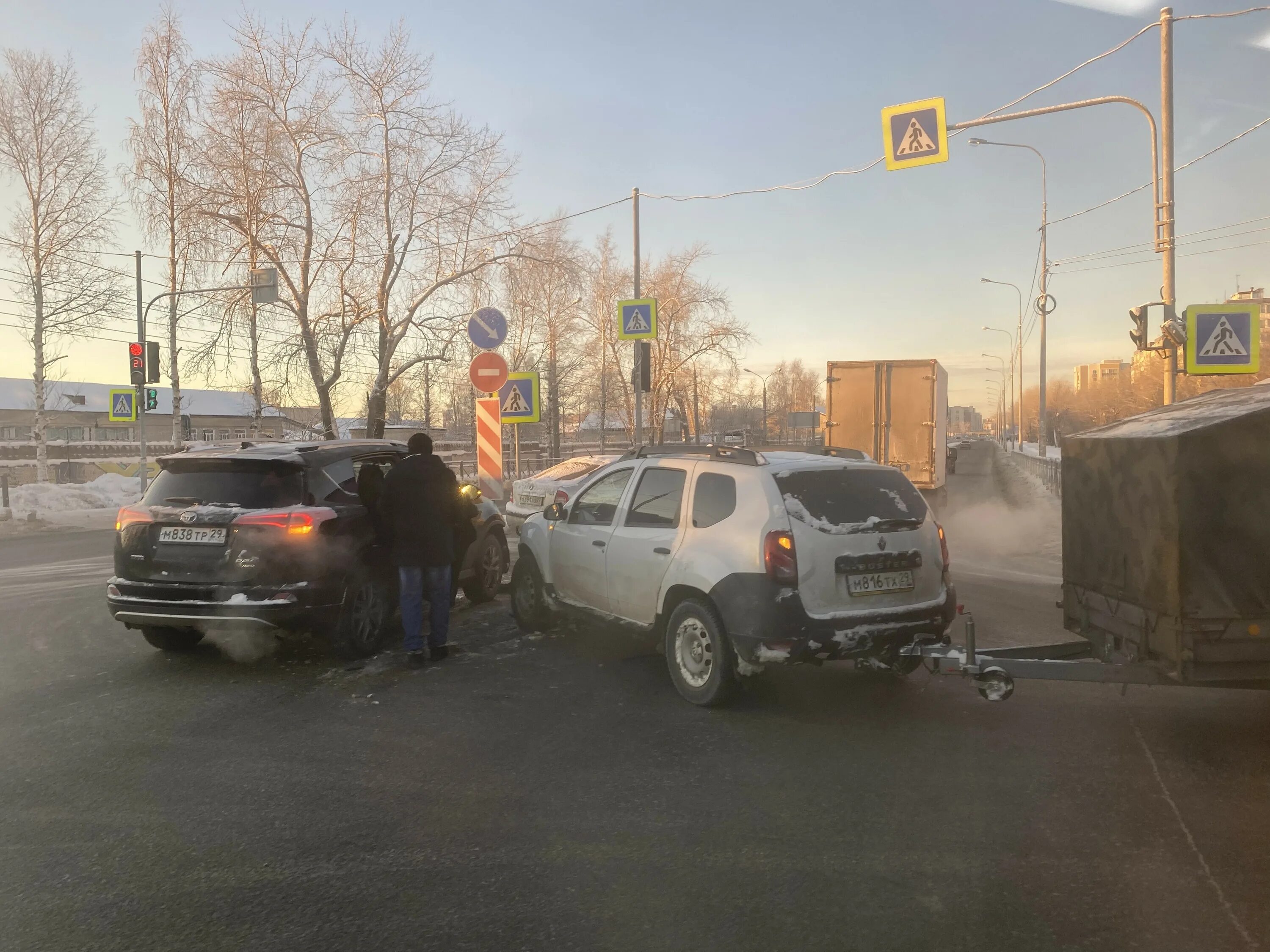 ДТП на Ленинградском проспекте в Архангельске. Авария на Ленинградском проспекте Архангельск. Авария на Ленинградском проспекте Архангельск сейчас. ДТП В Архангельске сегодня на Ленинградском. Пр твориться в жизнь