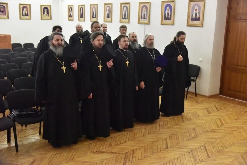 Духовные семинарии в россии. Получить образование священника. Пастырские курсы симбирская епархия. Спасо-вознесенского кафедрального собора конференц зал. Священник учит.