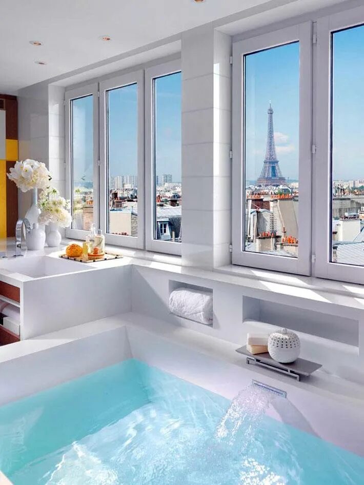 Ванная с панорамным окном. Ванная комната с окном. Ванные комнаты с панорамными окнами. Ванная комната с панорамным окном. Ванна с большим окном