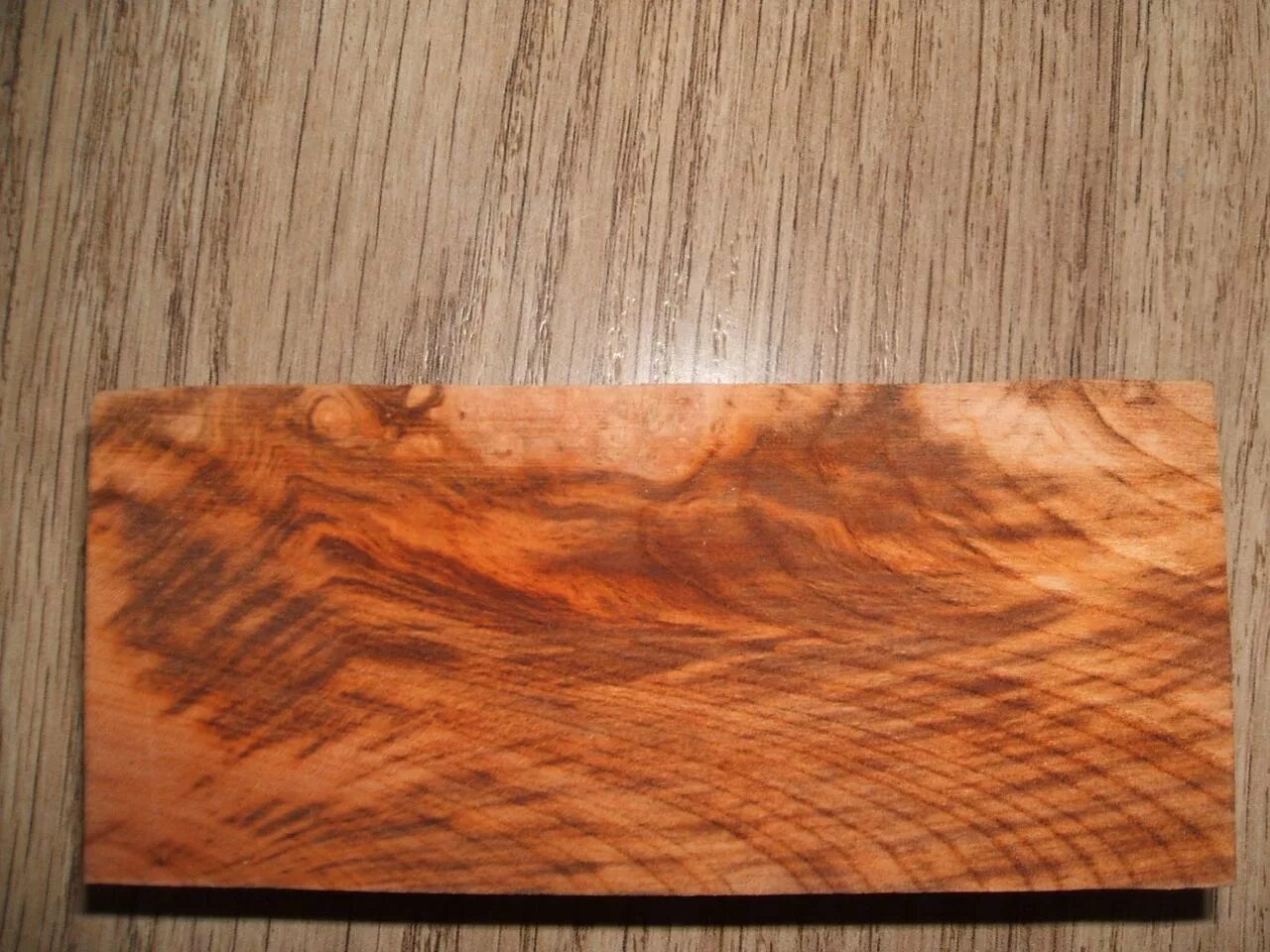 Доска абрикос. Доска абрикос. Разделочная доска с канавкой. Торцевая доска из абрикоса. Срез дерева текстура.