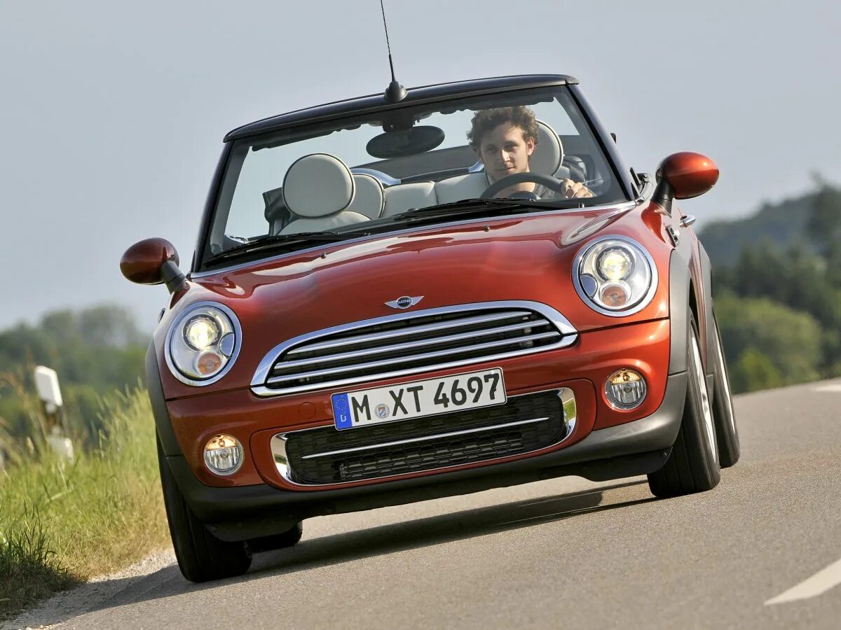 Mini cooper 1.6. Мини Купер кабрио 2010. Мини Купер 2 поколение. Mini Cooper Cabrio at. Машина мини Купер 2 поколения.