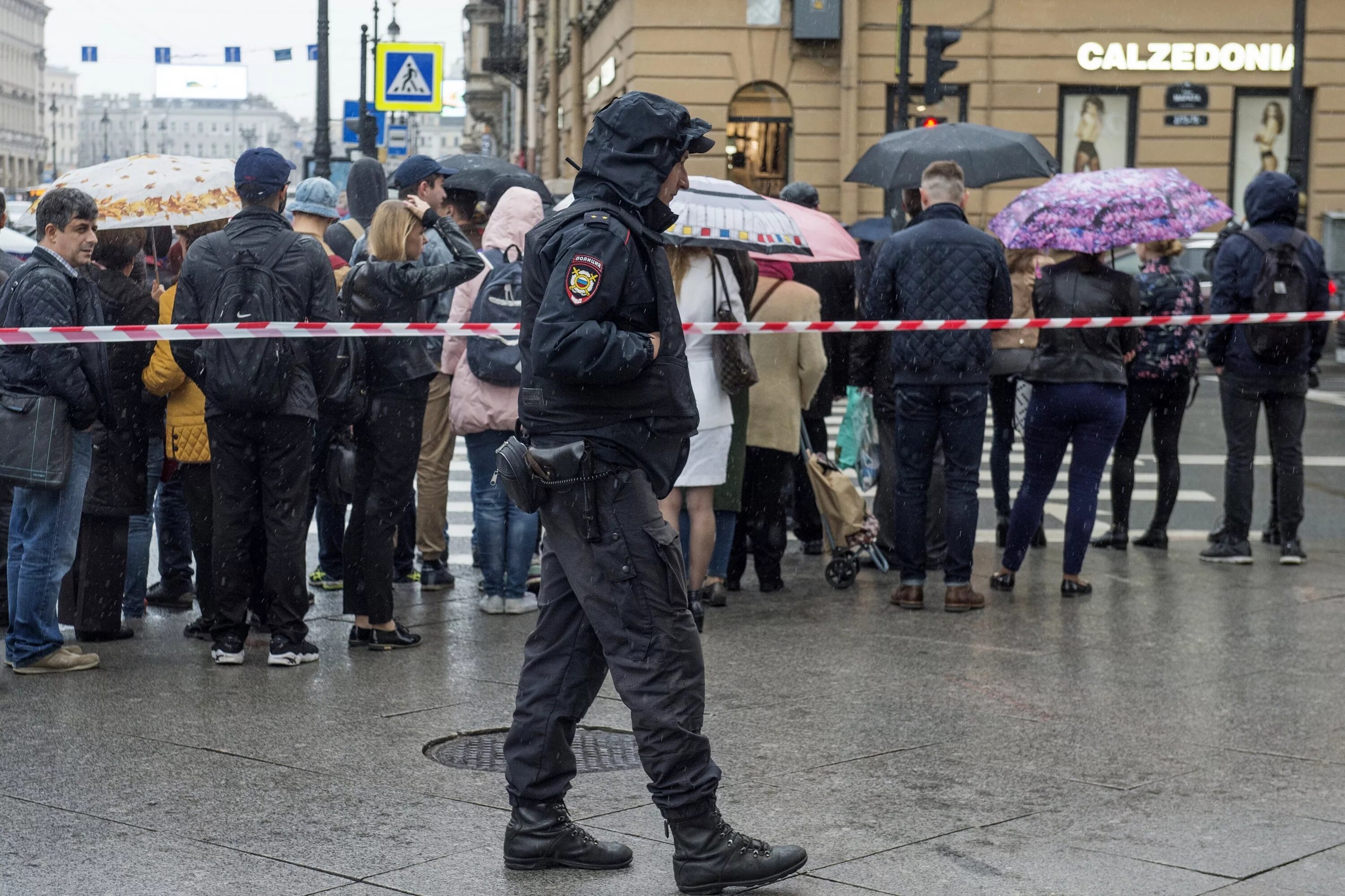 Угрожают взрывами. Оцепление полиции. Угроза взрыва. Оцепление школы. Оцепление здания.