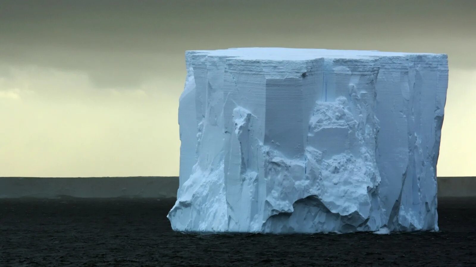 Глыба льда на воде. Iceberg. Айсберг шторм. Глыба льда. Огромные глыбы льда.