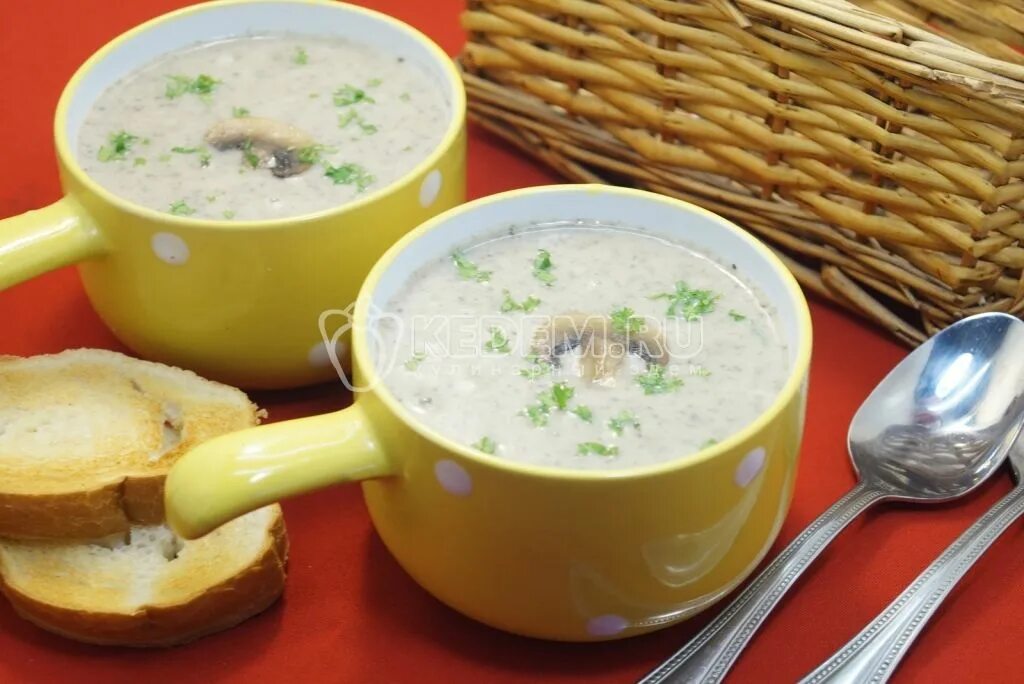 Крем суп с шампиньонами. Сливочный крем-суп из шампиньонов. Крем суп с шампиньонами и сливками. Крем суп с белыми грибами и сливками. Суп пюре из шампиньонов с картошкой
