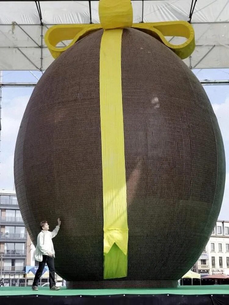 Самое большое яйцо. Самое большое яйцо в мире. Самое большое шоколадное яйцо.