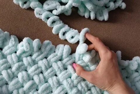 Вязать петлями руками из плюшевой пряжи