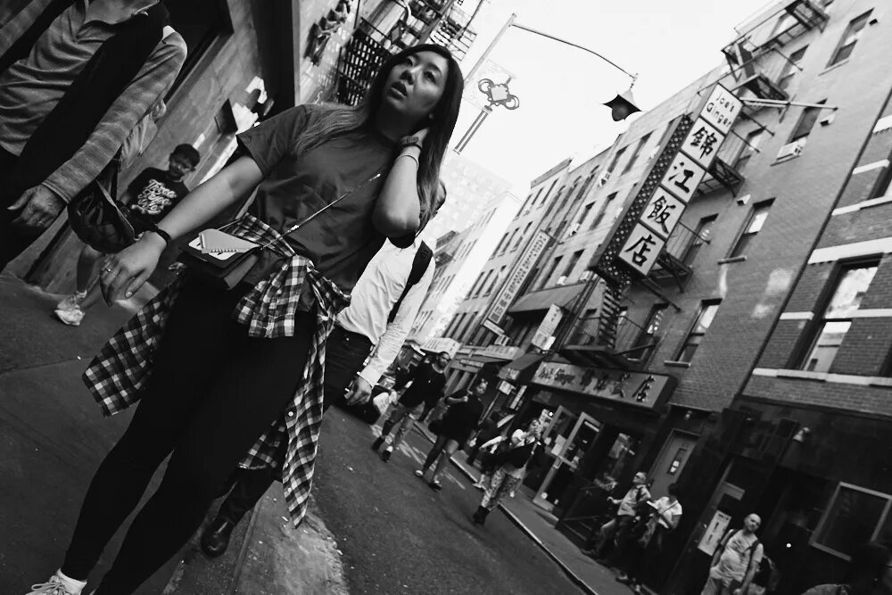 She for the streets. She for the streets. People walking on the street. Девушки на улицах нью-йорка. Уличная фотосессия.