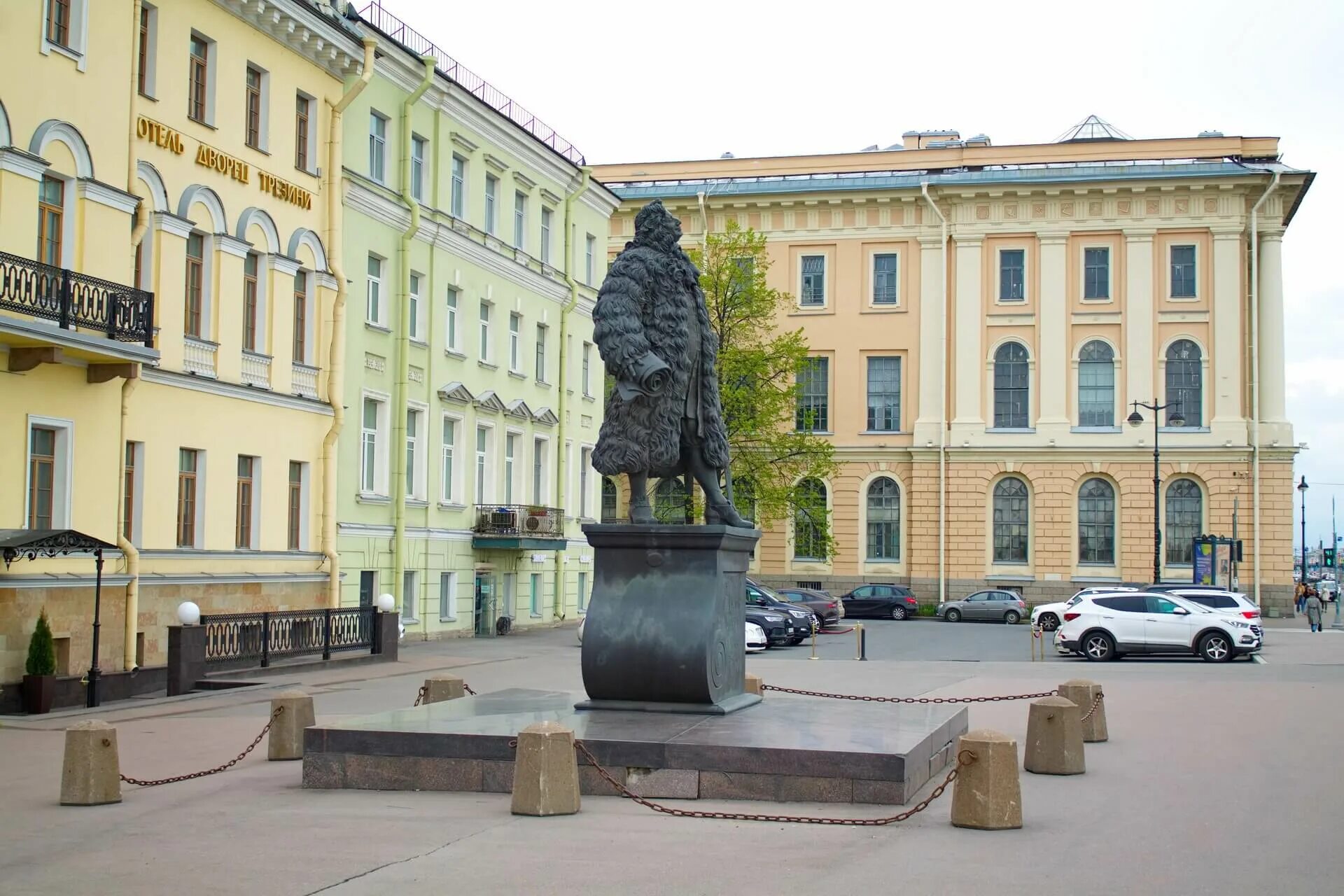 Д трезини какой памятник. Памятник Трезини в Санкт-Петербурге. Памятник Трезини. Памятник Трезини на Васильевском острове. Трезини Архитектор памятник СПБ.