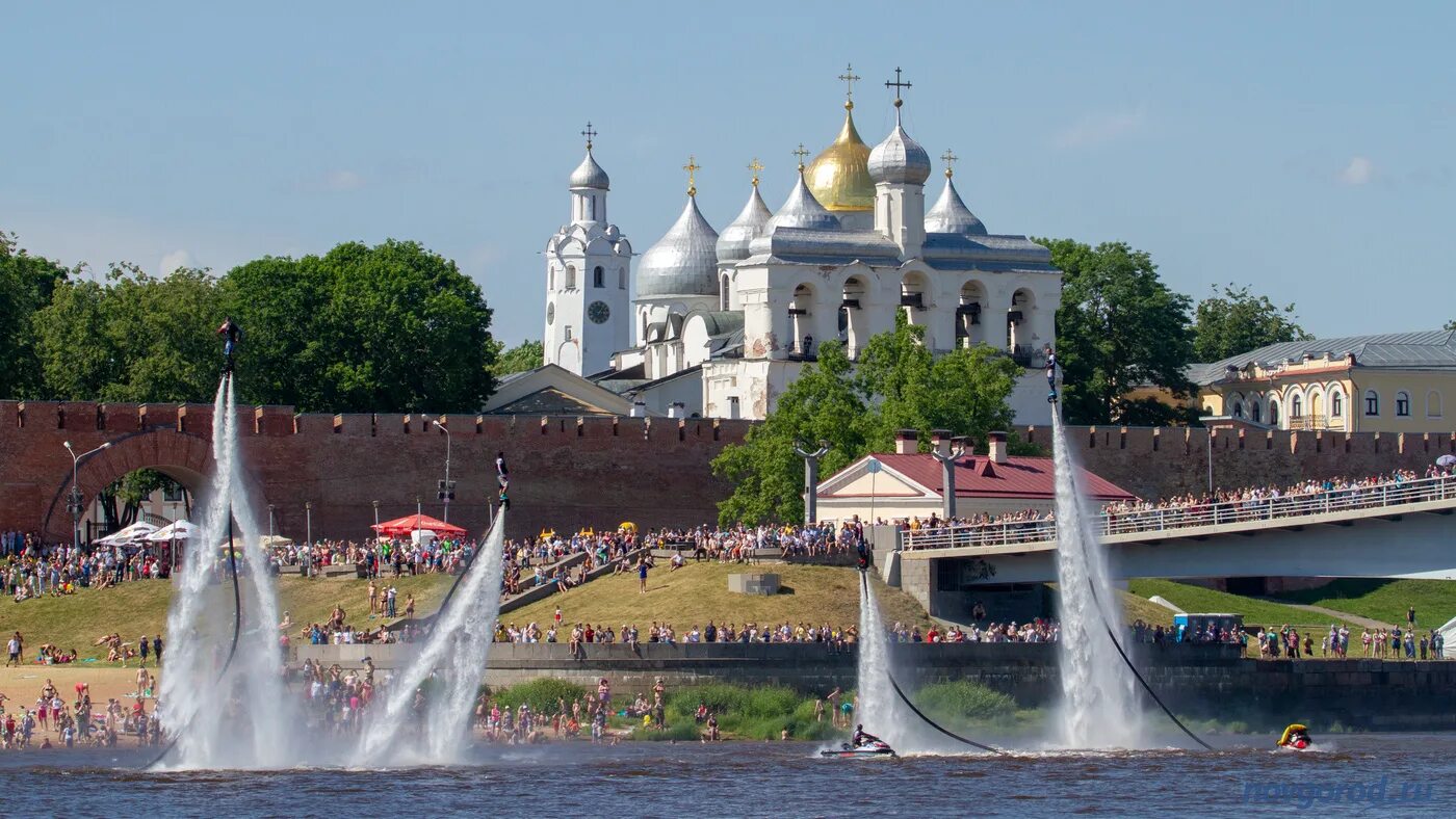 Кремлевский парк Великий Новгород. Софийская площадь Великий Новгород. Новгородский Кремль Софийская площадь. Кремлёвский парк Великий Новгород летом. Великий пл