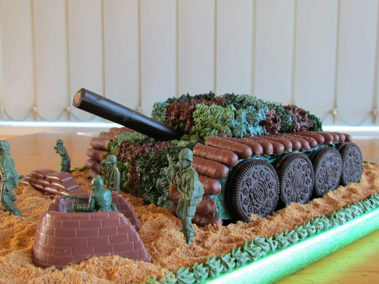 Украшение на торт танк. Торт танк. Торт на военную тематику. Торт танк из крема.