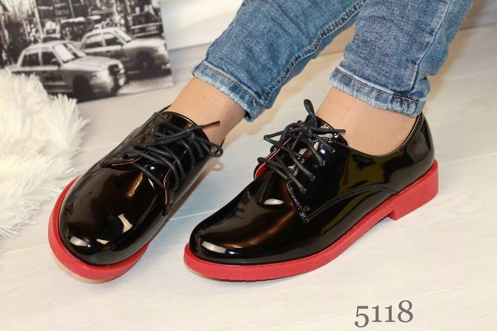 Лакированная обувь женская. Ботинки с красной подошвой женские. Лаковые ботинки. Лакированные ботинки женские.
