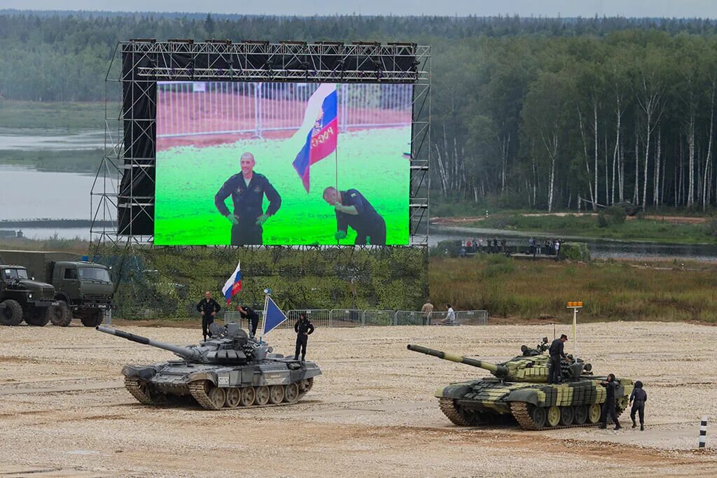 Tank start. Танковый биатлон 2019 танки. Танк с экранами. Танковые экраны. Танк на мониторе.