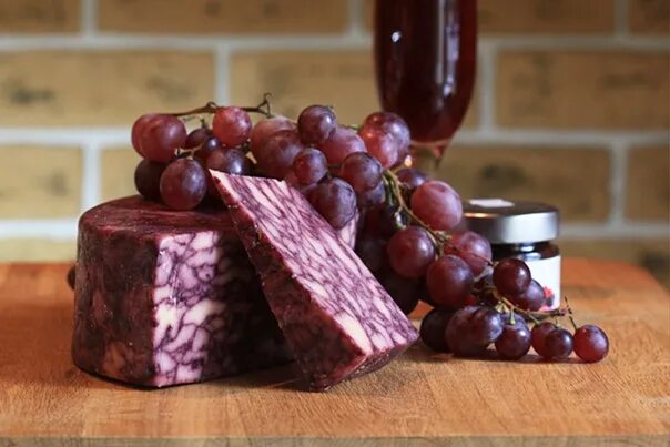 Дерби с вином. Сыр дерби с шалфеем. Сыр дебри с портвейном. Сыр belton farm port wine derby. Сыр дебри с портвейном.