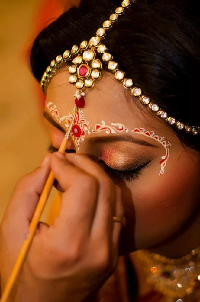В индии на женщину на лоб. Бинди в Индии. Бинди древняя Индия. Белая бинди. Индийские украшения на лоб.