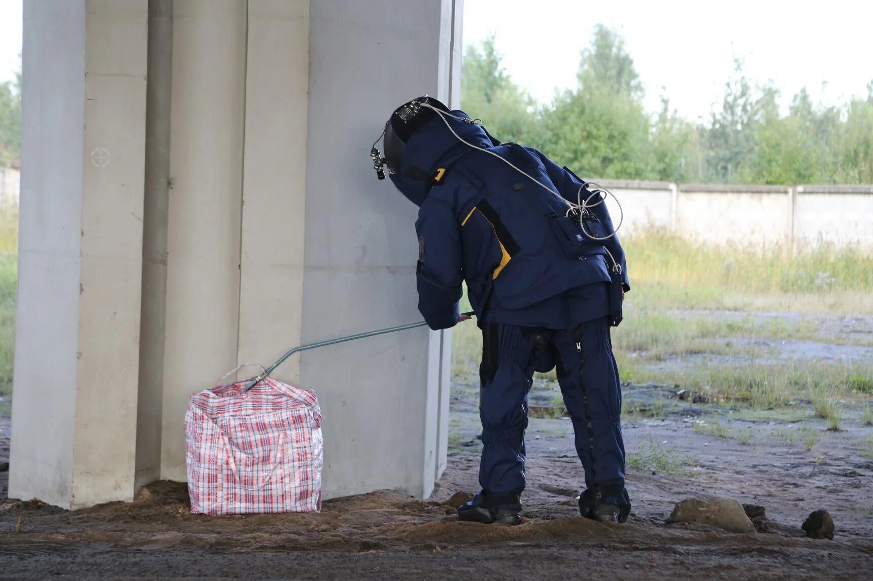 Подозрительный предмет похожий на взрывное устройство. Разминирование зданий и сооружений. Разминирование взрывного устройства. Саперы МЧС. Взрывное устройство в здании.