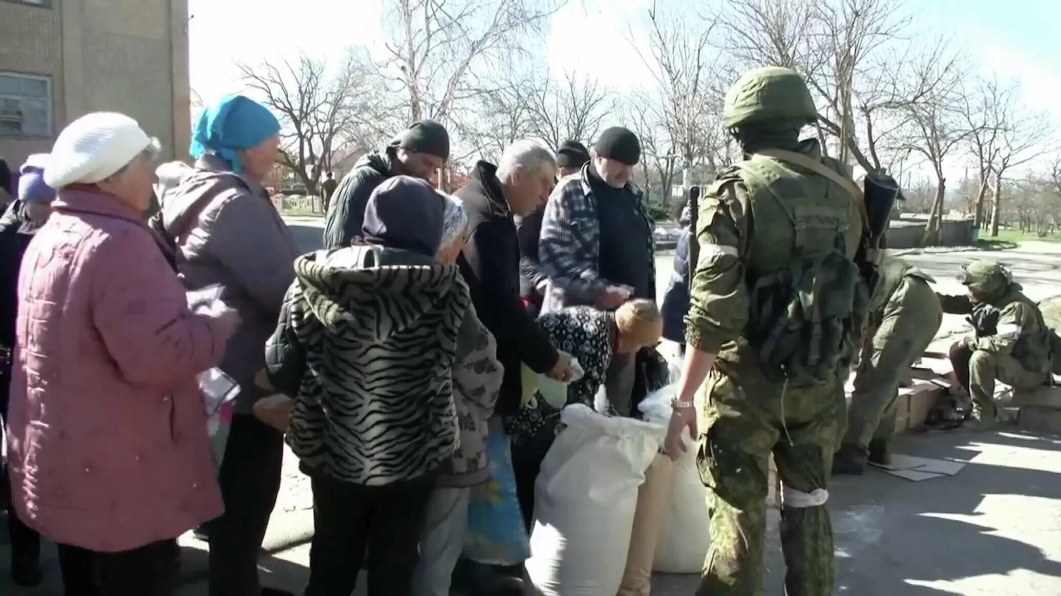 Российские солдаты в Херсоне. Российские военные в Херсоне. Русский солдат гуманитарка. Спецоперация на Украине бойцы гуманитарка. Операция на украине последние новости сегодня свежие