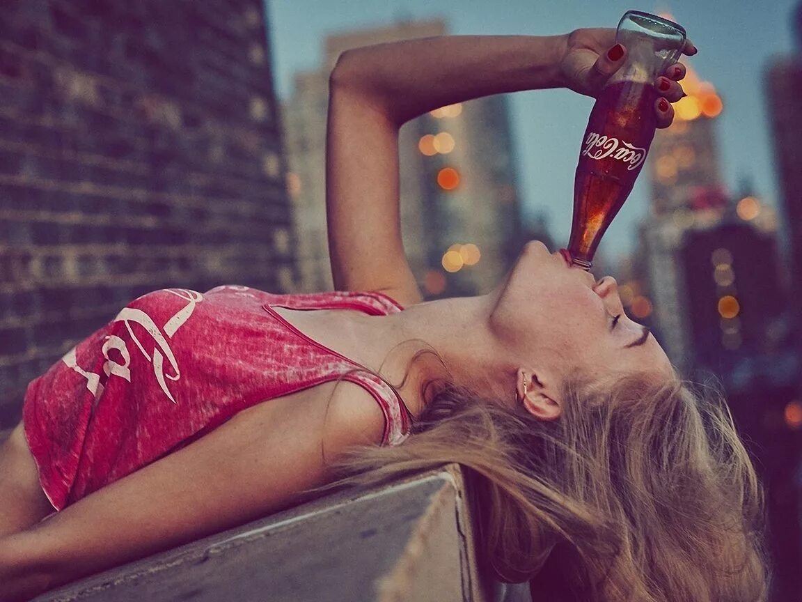 Смятая банка. Какого цвета кока-кола без красителя. Девушка с виски. Клава кока бумеранг. Японская реклама.