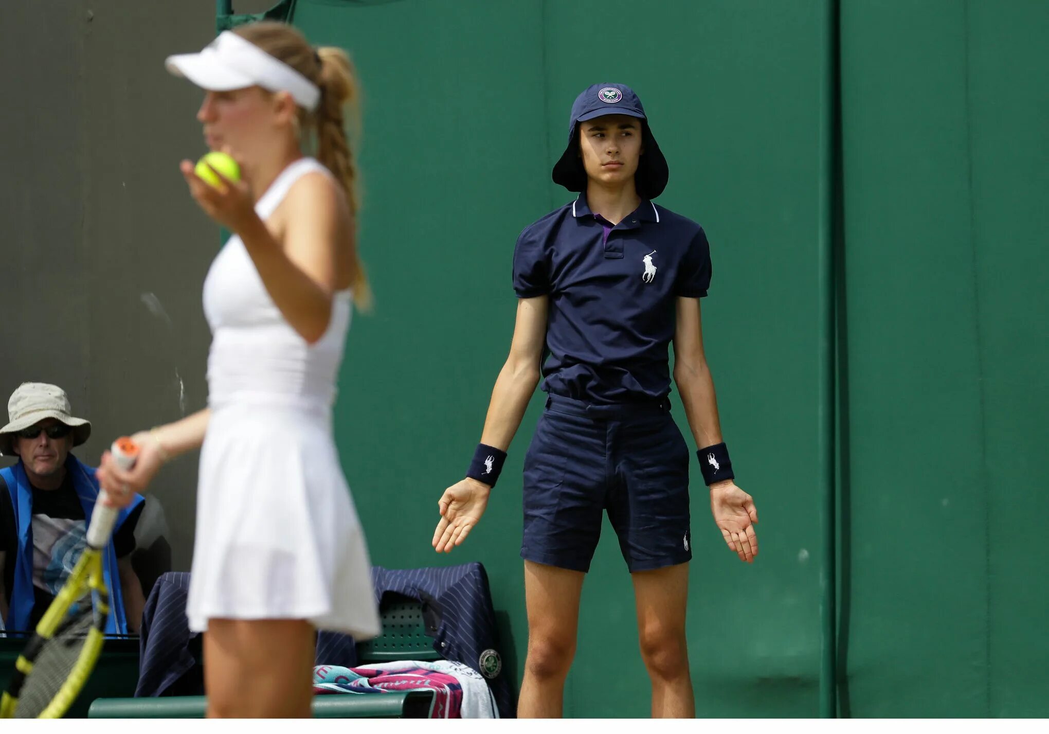 Ballboy теннис. Болл бой в теннисе. Wimbledon Performance одежда. Драка теннис.