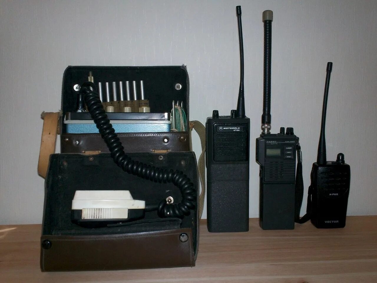 Про радиостанцию. Yaesu ft-2010. Рация Carat dnt. Рации Yaesu FTH-2010. Венгерская радиостанция BRG fm-301-160.