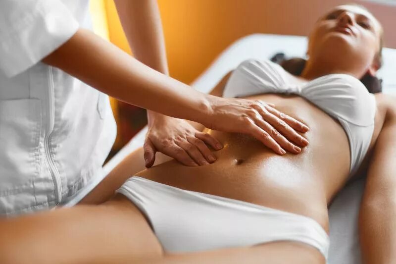 Массаж пупка. Массаж живота девочке. Детский массаж живота. Антицеллюлитный лимфодренажный массаж. Массаж живота девочке.