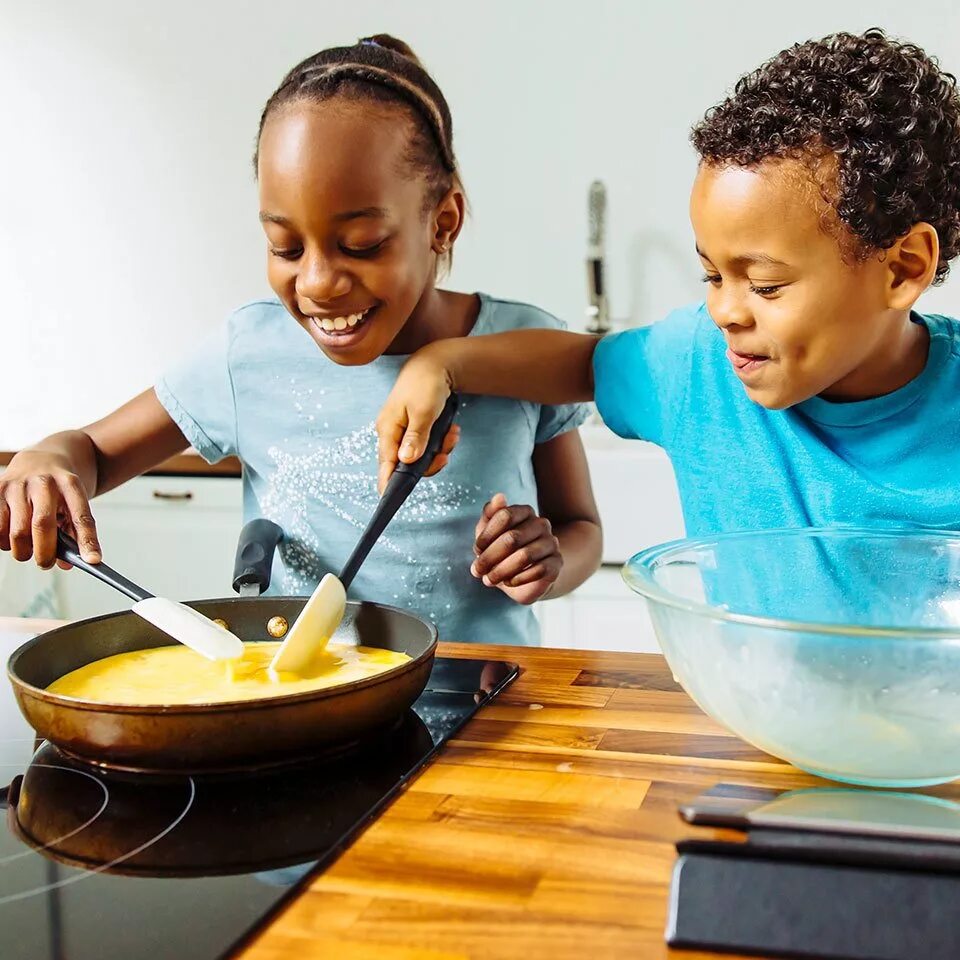 Has mum cook. Готовка подростки. Children Cooking. Cooking Day в детском саду. Намазывание кулинария дети.