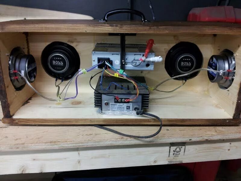 Автомагнитолы самодельные. Бумбокс с автомагнитолой динамики сбоку. Бумбокс из автомагнитолы 2 din. Акустический короб Бумбокс. Короб для динамиков и магнитолы.