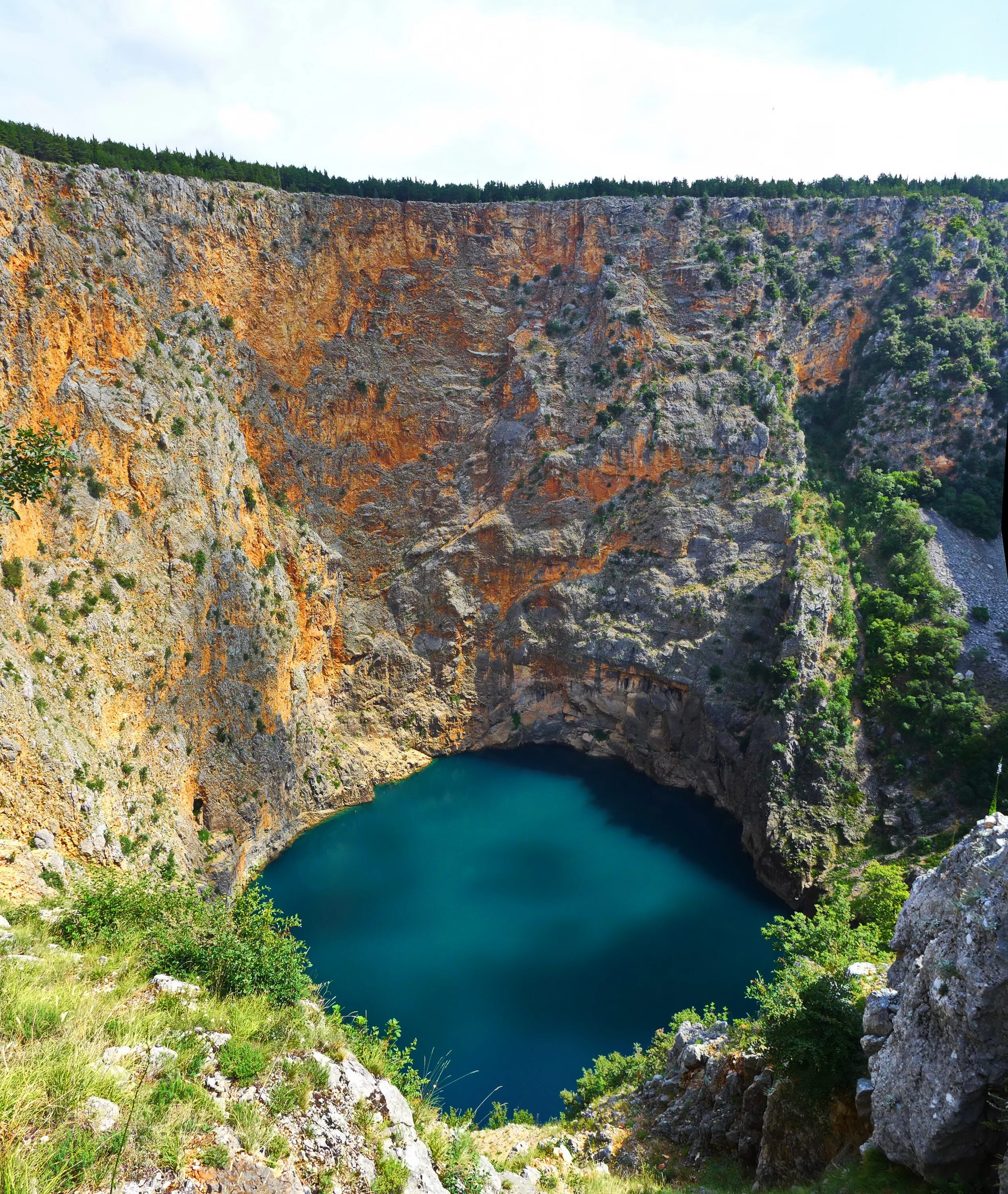 Красное озеро карстовая воронка. Карстовые озера Хорватии. Голубое озеро Карст. Карстовая воронка с голубым озером.