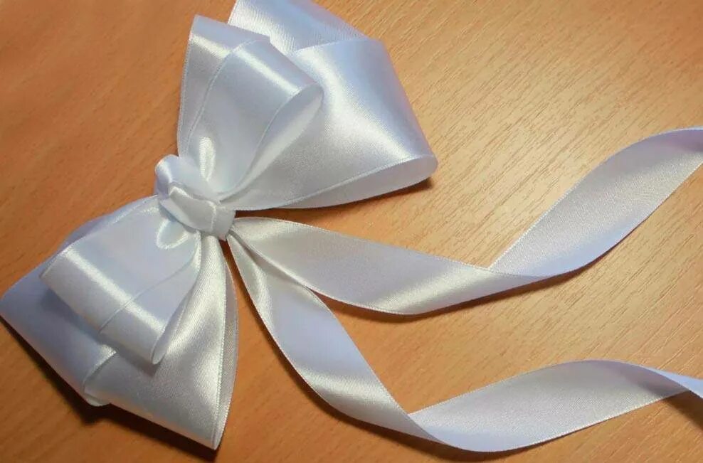 Красивый бант из атласной ленты. Сделать красивый бант из атласной ленты. Бантики на елку. Сделать красивый бант из атласной ленты. Бантик из ленты.