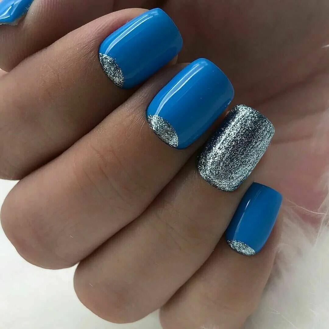 небесно голубой маникюр. голубой френч. дизайн ногтей 2024 голубые. маникюр голубого цвета. маникюр на короткие ногти в голубых тонах.