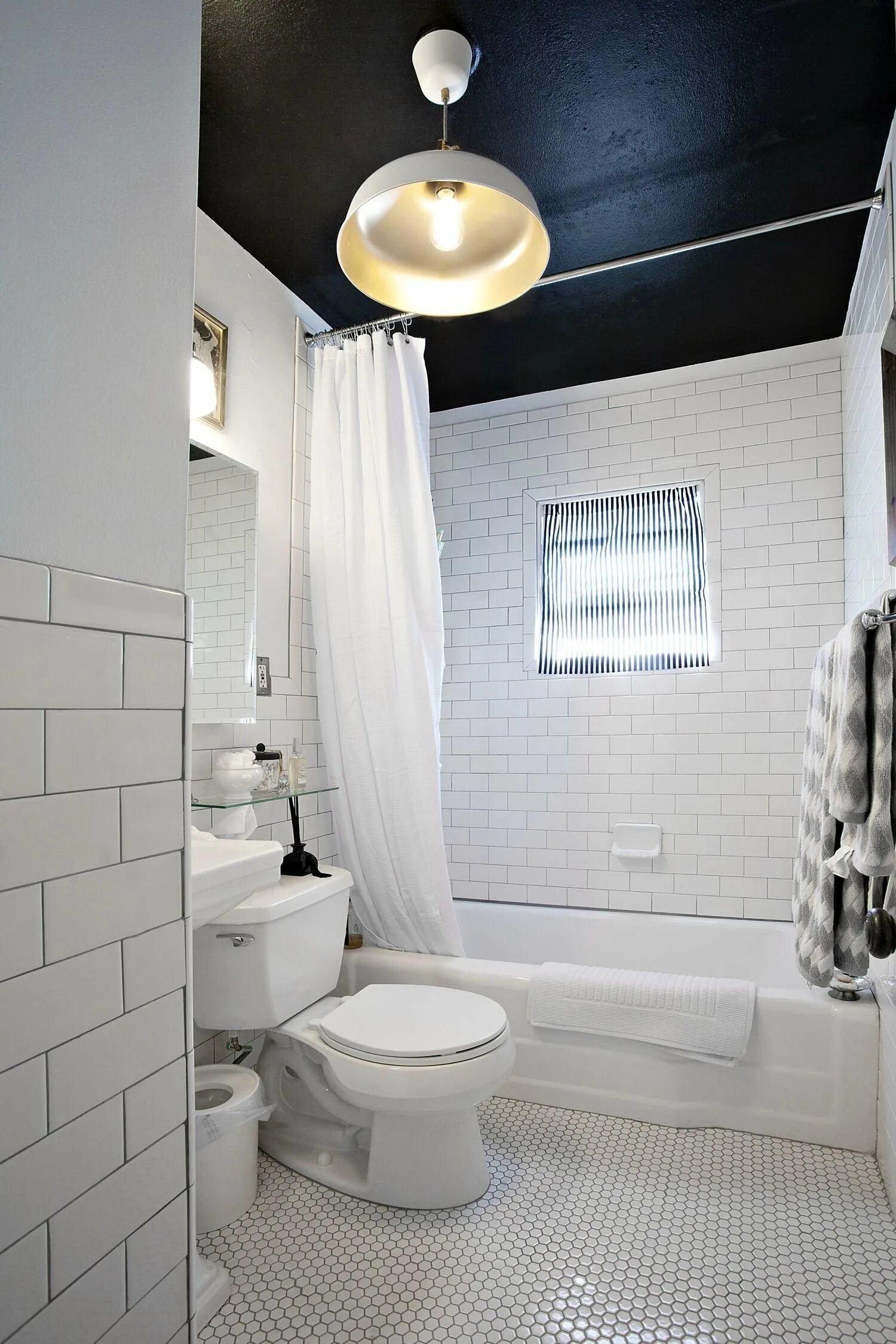 Белый потолок в ванной. Белая ванная комната. Интерьер белой ванной. Белый санузел. Черный потолок в ванной.