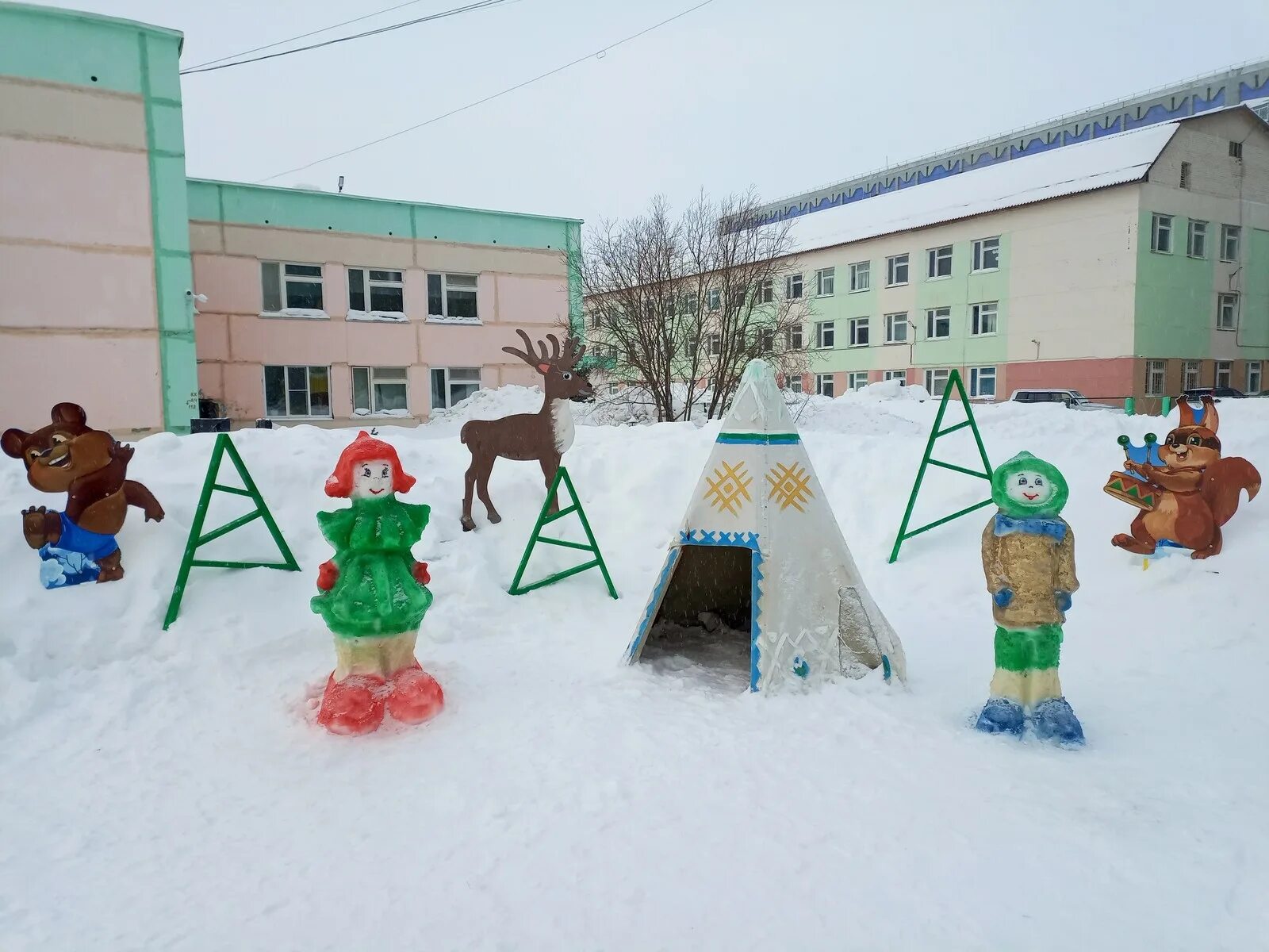 Снежные постройки снежный городок эколята. Эколята снежный городок в детском саду. Снежные эколята. Снежные эколята. Снежный городок эколята дошколята.
