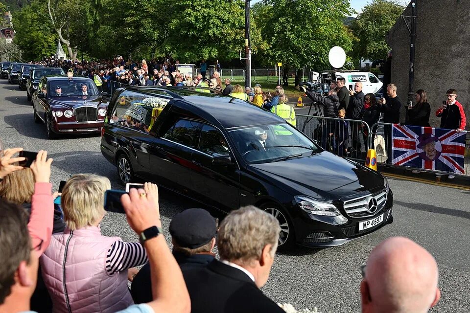 Собачий катафалк. Машина лимузин красный. Меня несет в последний путь не лимузин. Лимузины красные и синие. Богомолов константин и собчак свадьба на катафалке.