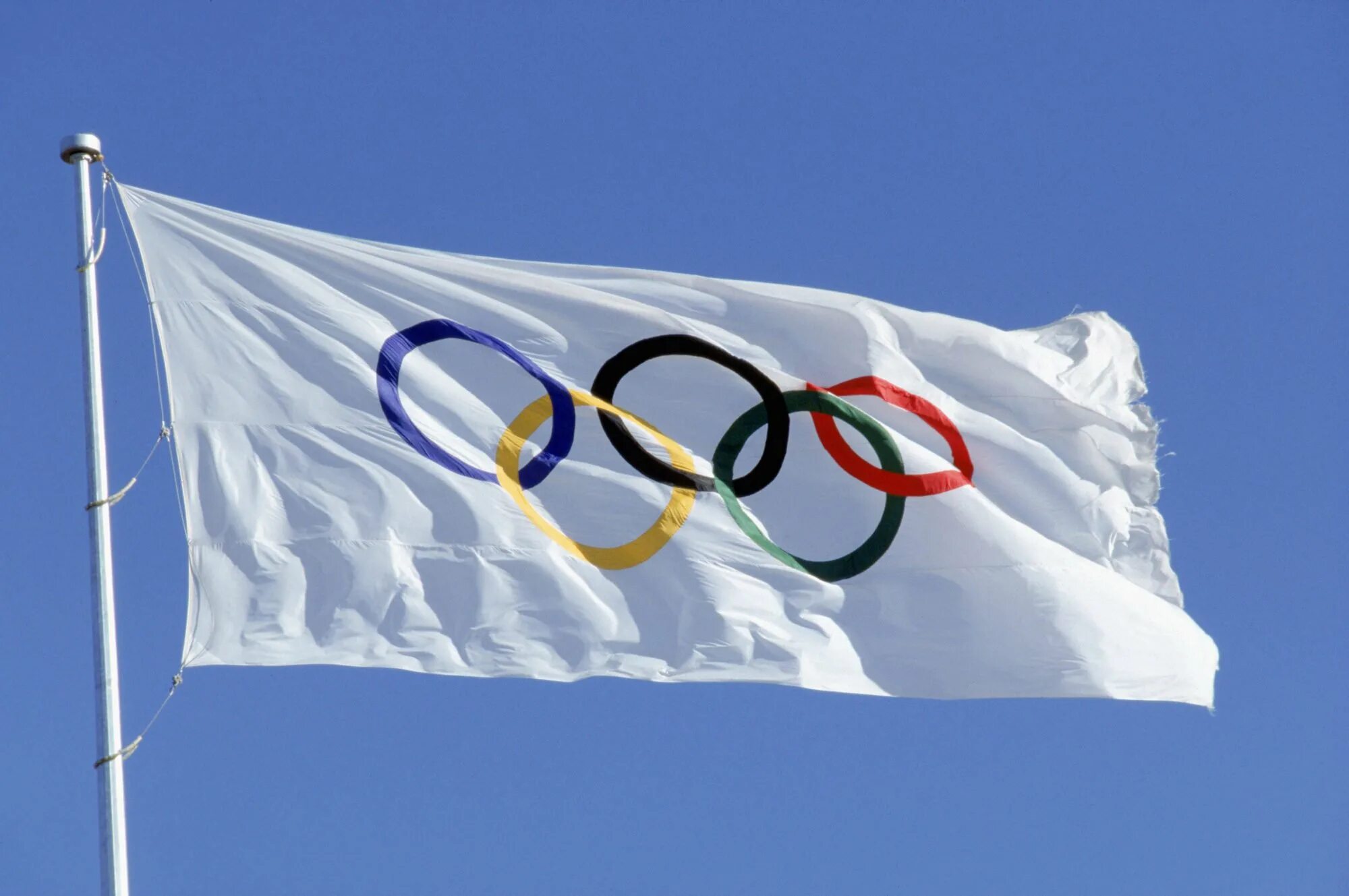 Флаг зимних олимпийских игр. Флаг международного олимпийского комитета. Олимпийские игры Олимпийский флаг. Первый флаг Олимпийских игр.