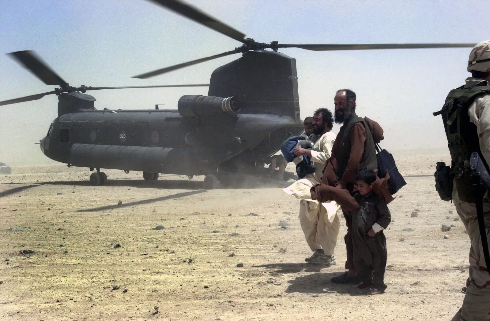 Про черный тюльпан. Черный тюльпан вертолет Афган. Чёрный тюльпан Афганистан. Чёрный тюльпан самолёт Афганистан. Несокрушимая Свобода операция в Афганистане.