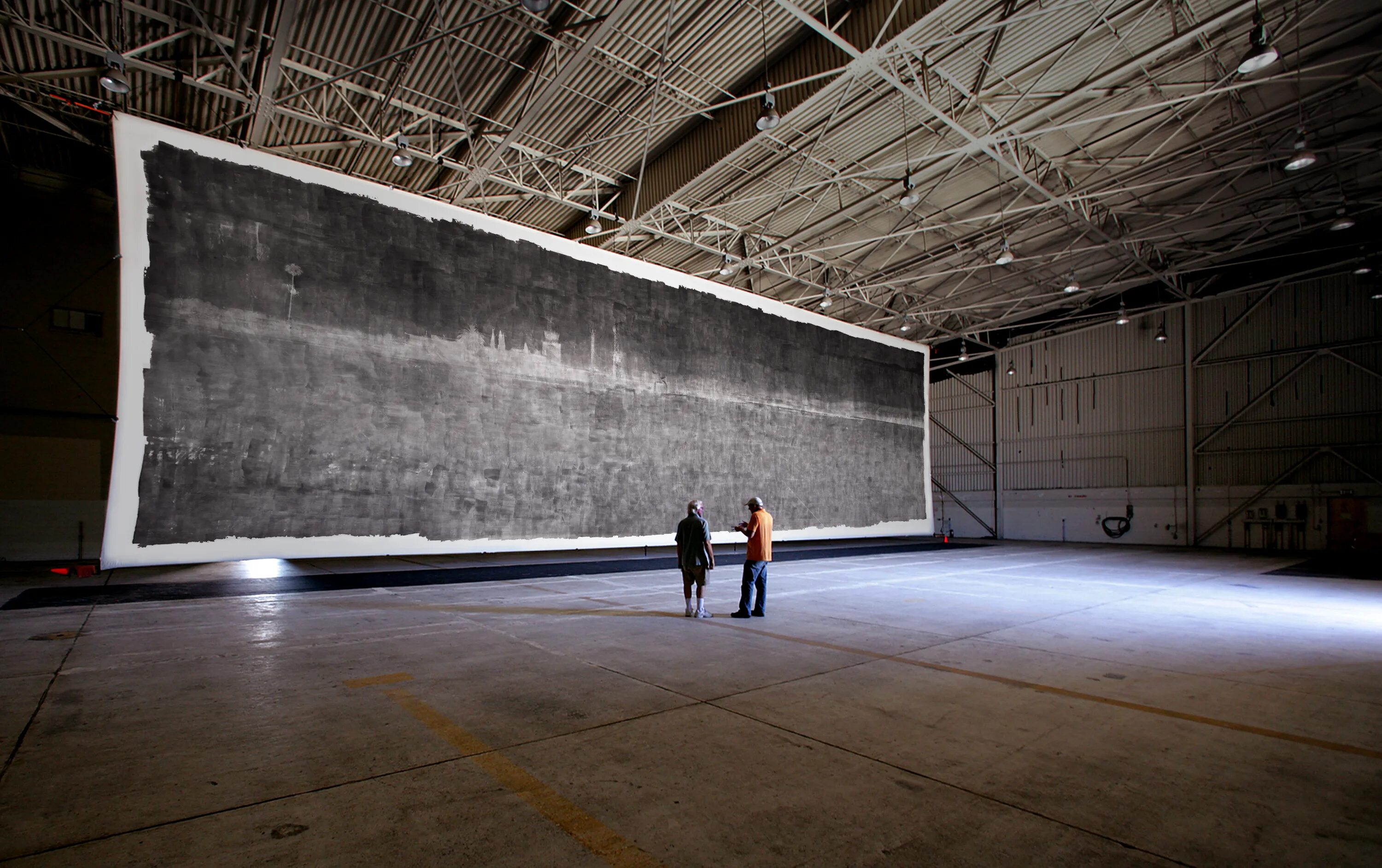 Камера 4 на 6 метров. Огромная стена. Самая большая фотокамера в мире. Самый большой ангар. Огромная стена в мире.