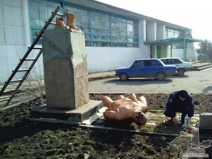 Орловка памятник Ленина. Разрушенный памятник в Орловке. Разрушенный памятник Ленину.