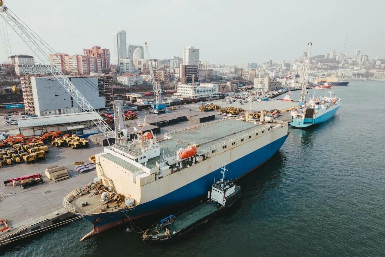 Vladivostok port. Порт Владивосток. ВМТП Владивосток. Порт Владивосток Стрельникова 9. Владивостокский морской торговый порт судно.