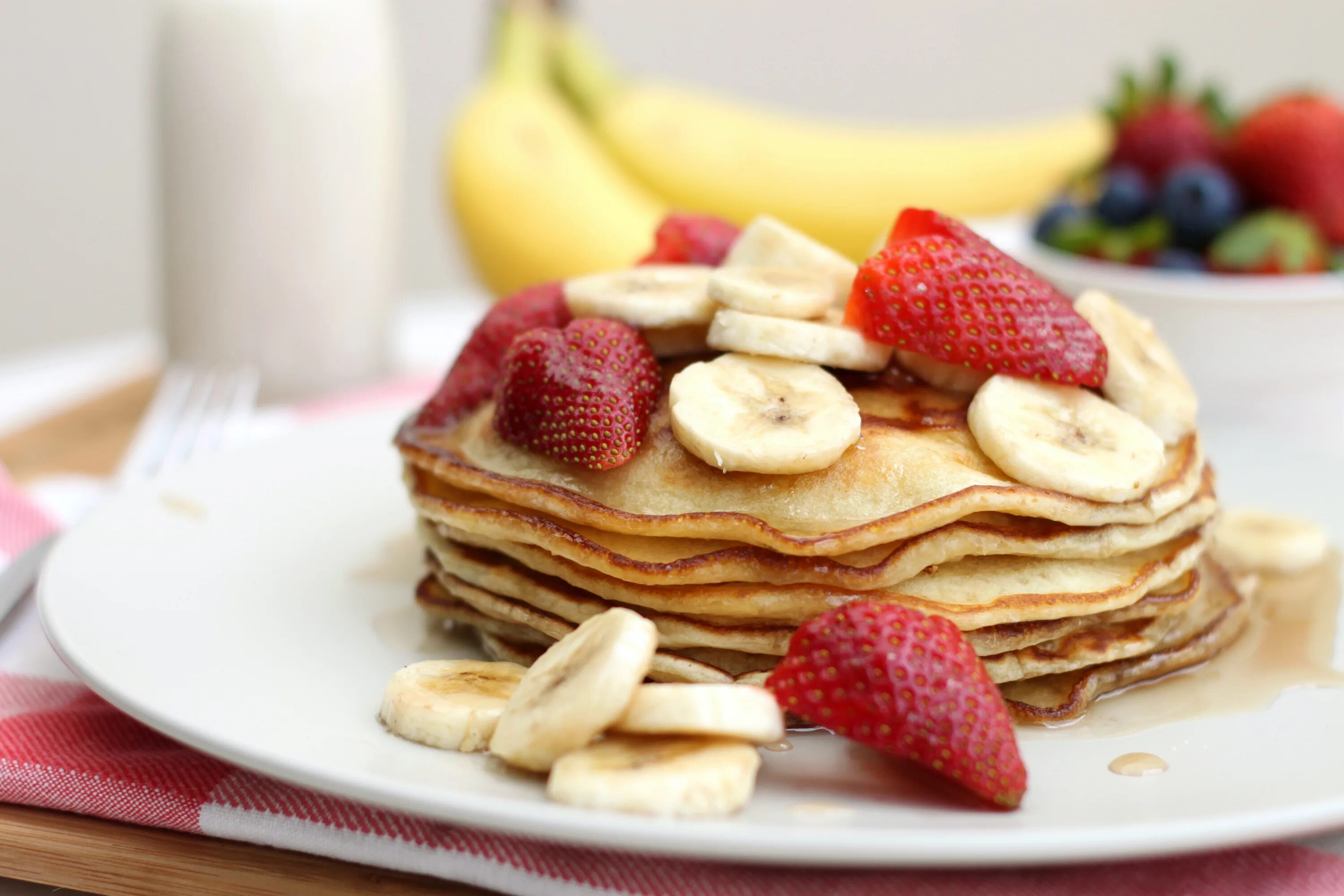 Панкейки. Деревенские блины. Безглютеновые блины. Апельсиновые панкейки. Блины на тарелке.