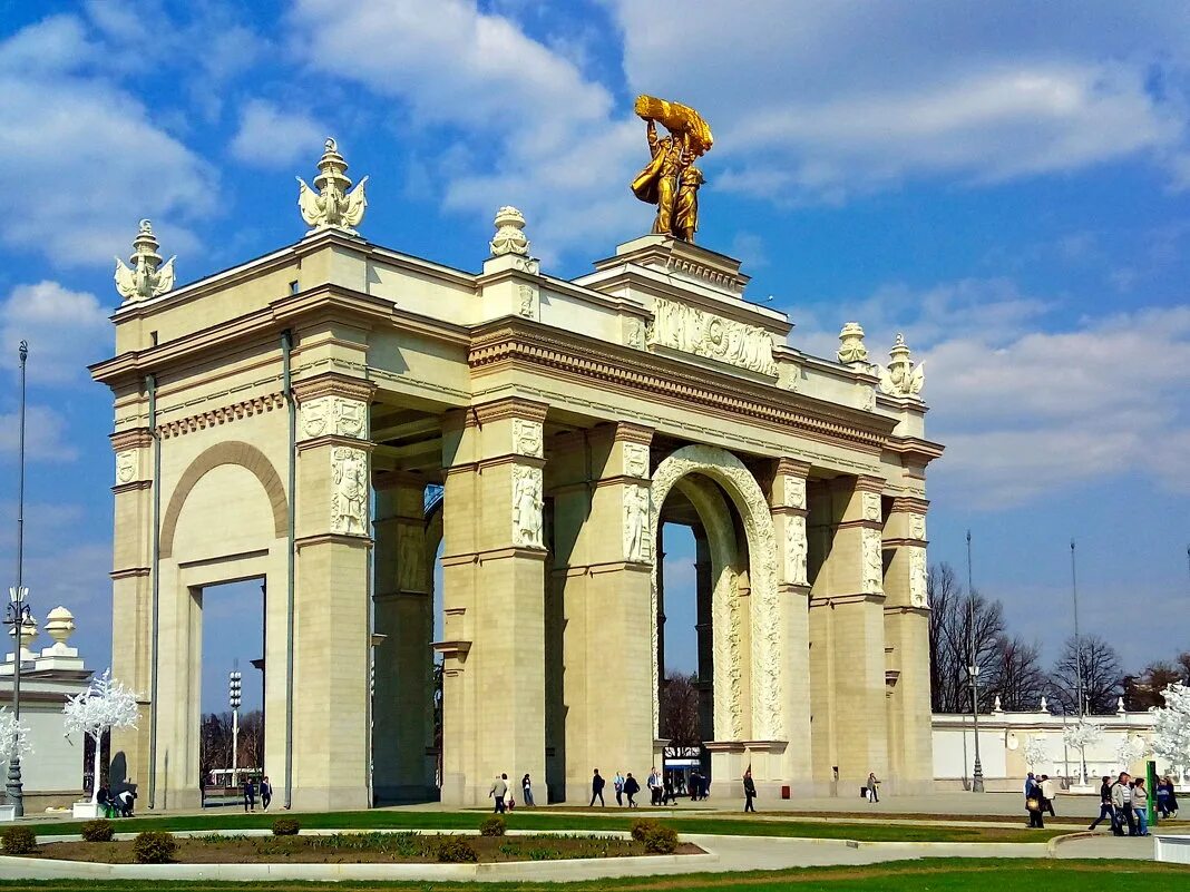 Главная арка вднх. Триумфальная арка Москва ВДНХ. ВДНХ входная арка. Ворота на ВВЦ-ВДНХ.