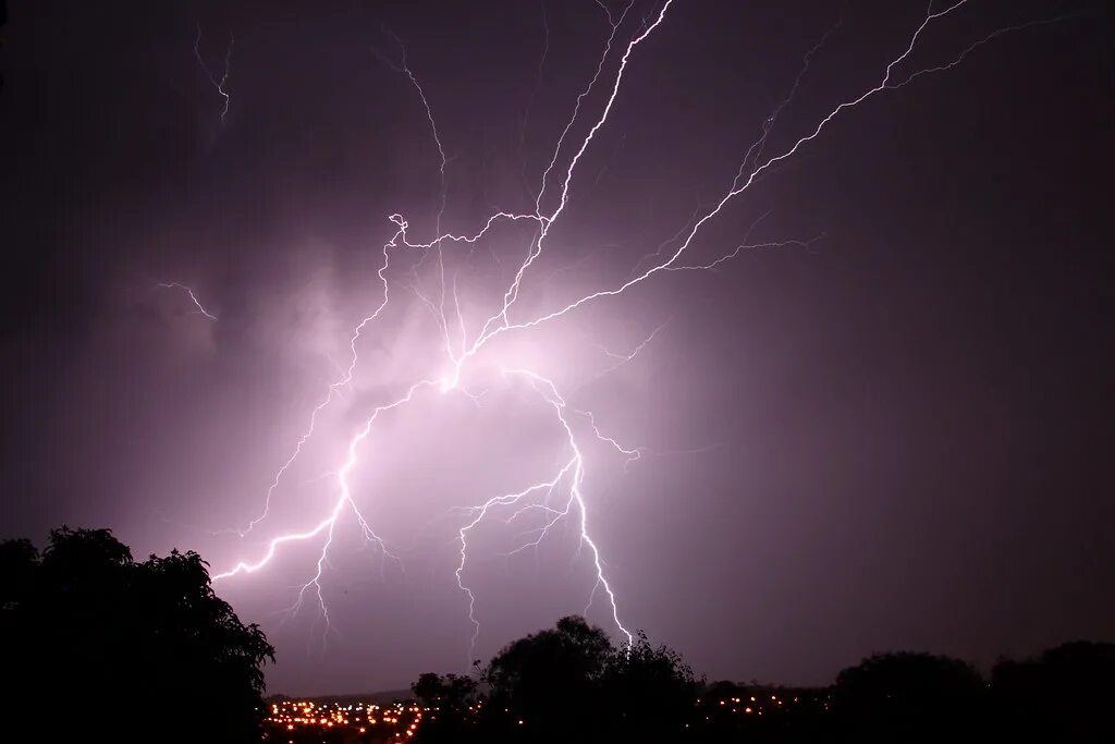 The lightning last night. Гроза гремит. Грохочет Гром. Гром гремит. Картинки Гром гремит.