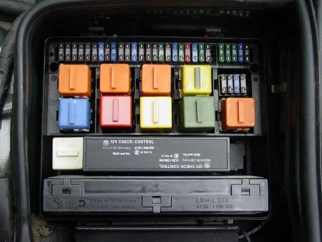 Блок реле е34. Блок предохранителей е34. Задний блок предохранителей е34. Реле топливного насоса бмв е34 м50. Блок реле бмв 520.