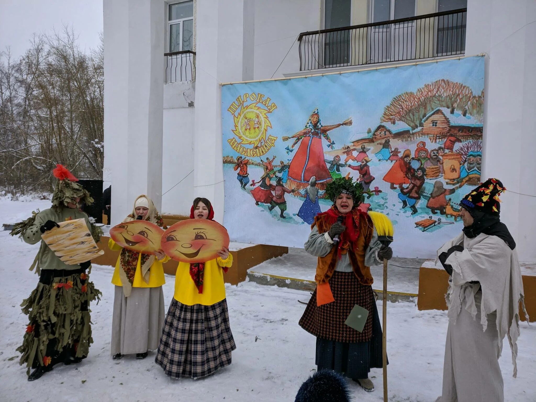 Современная масленица сценарий. Декорации на Масленицу. Масленица народное гуляние на улице. Украшения на Масленицу для улицы. Масленица праздник на улице.