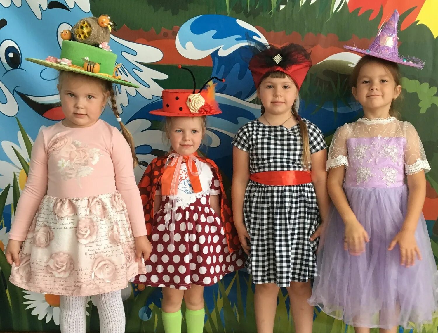 Конкурс шляп объявление. Конкурс шляп в детском саду. Конкурс шляпок в детском саду. Шляпка в садик для конкурса. Праздник шляпок в детском саду.