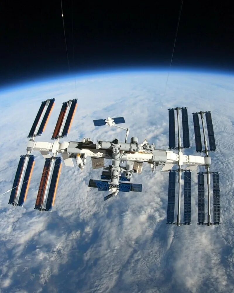 Международная космическая станция находящаяся на околоземной орбите. Международная Космическая станция МКС. ISS МКС. МКС 1996. Космическая орбитальная станция МКС.