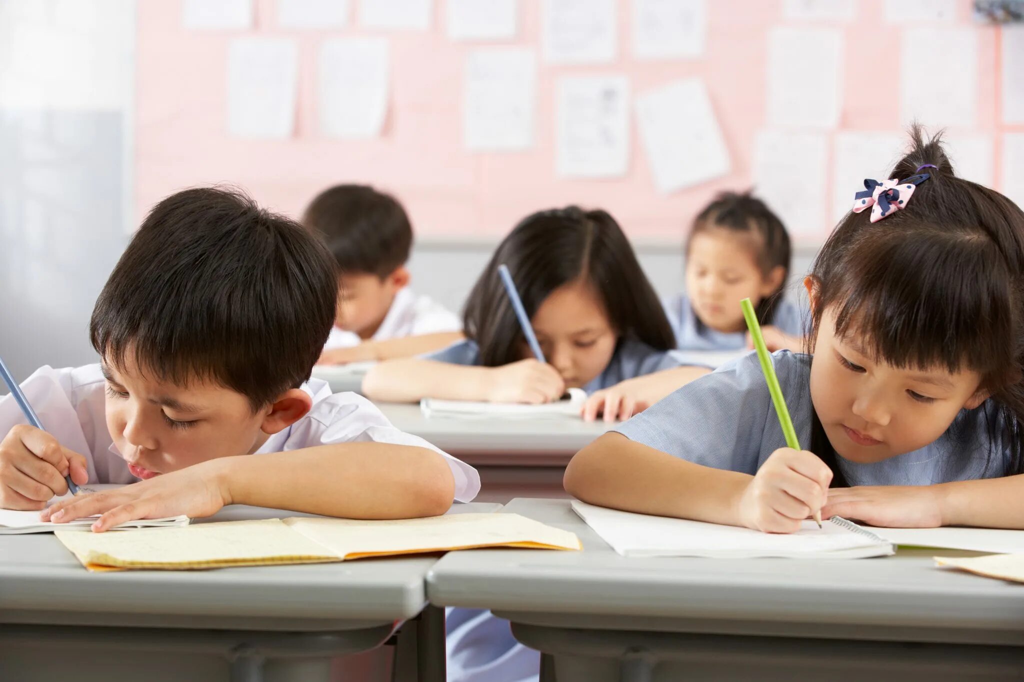 I study at school. Школьник спит на уроке Азия. Япония спят школьники. Как учатся китайские школьники с плохим зрением.