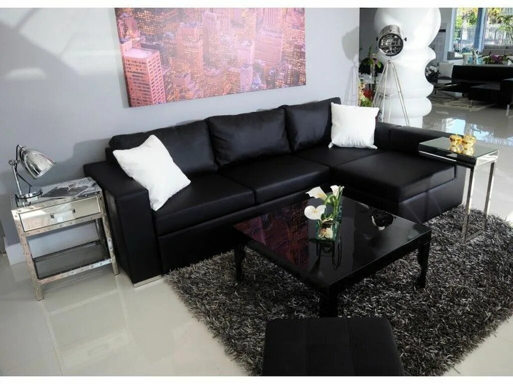 Темный диван в гостиной. Черный диван в интерьере. Черный кожаный диван. Интерьер гостиной с черным кожаным диваном. Черный кожаный диван в интерьере.